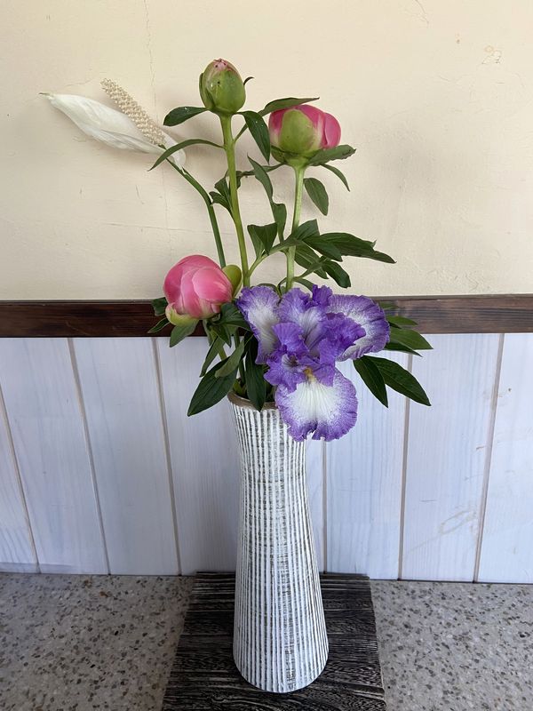 陶器の花器と生け花